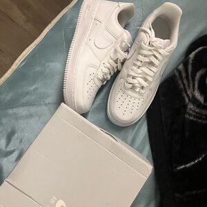 Im selling white airforces 1 size 8 never worn.